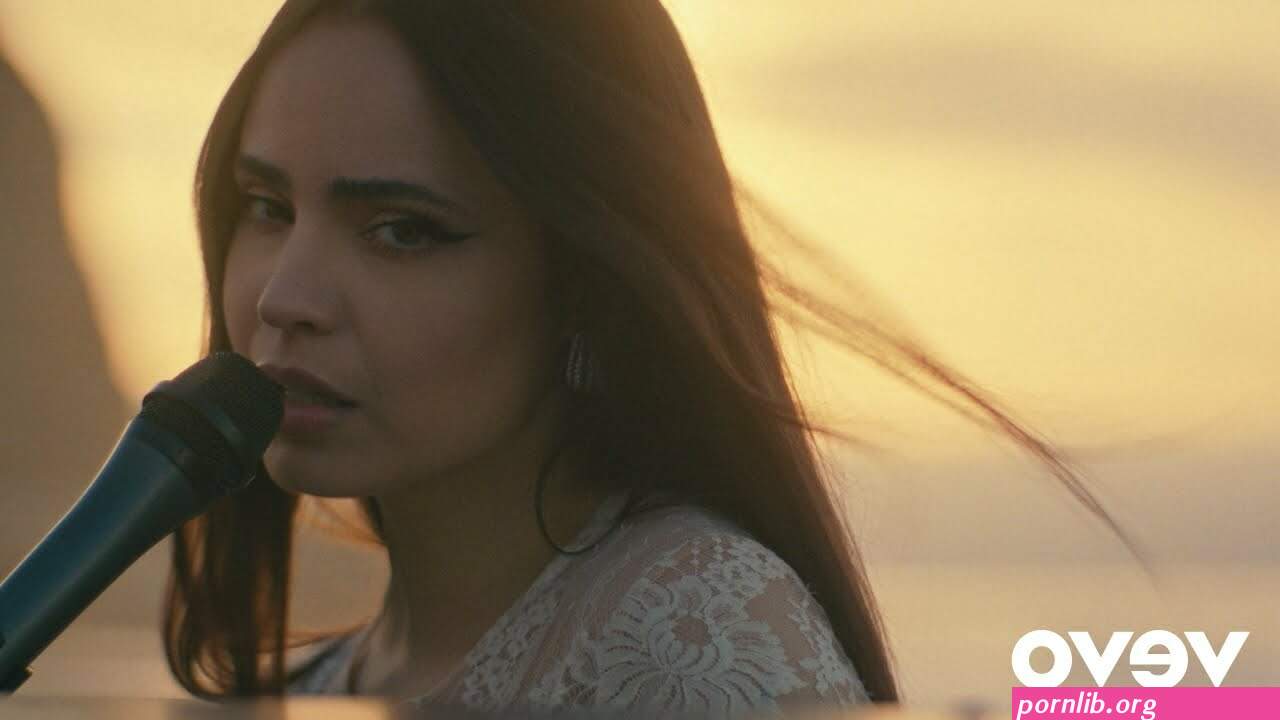 naked sofia carson