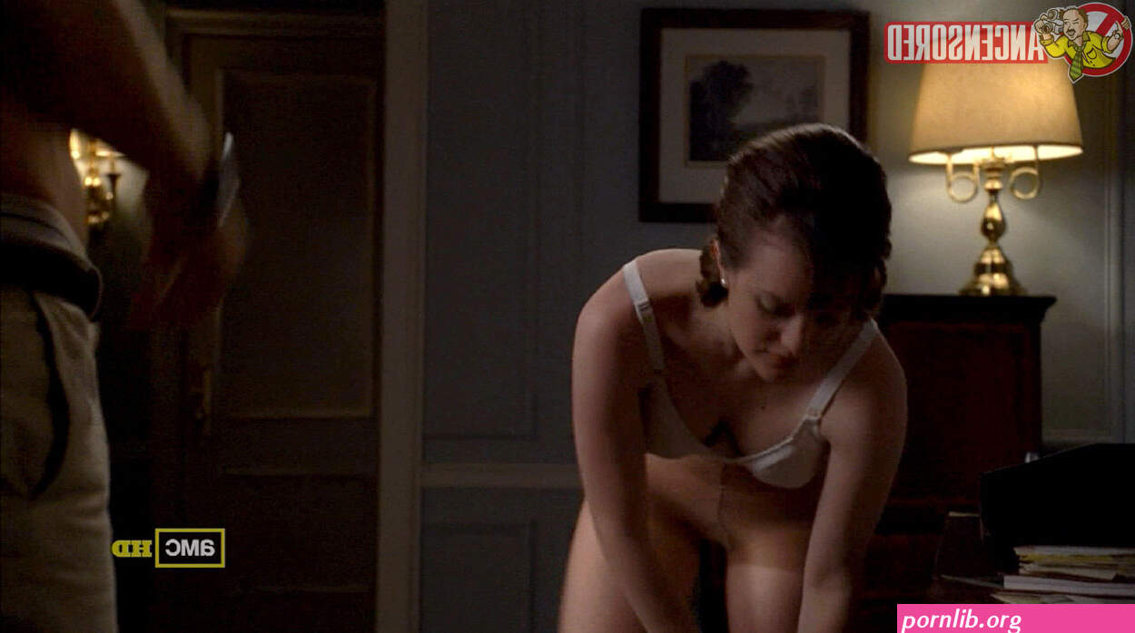 Naked Elisabeth Moss in Mad Men < ANCENSORED