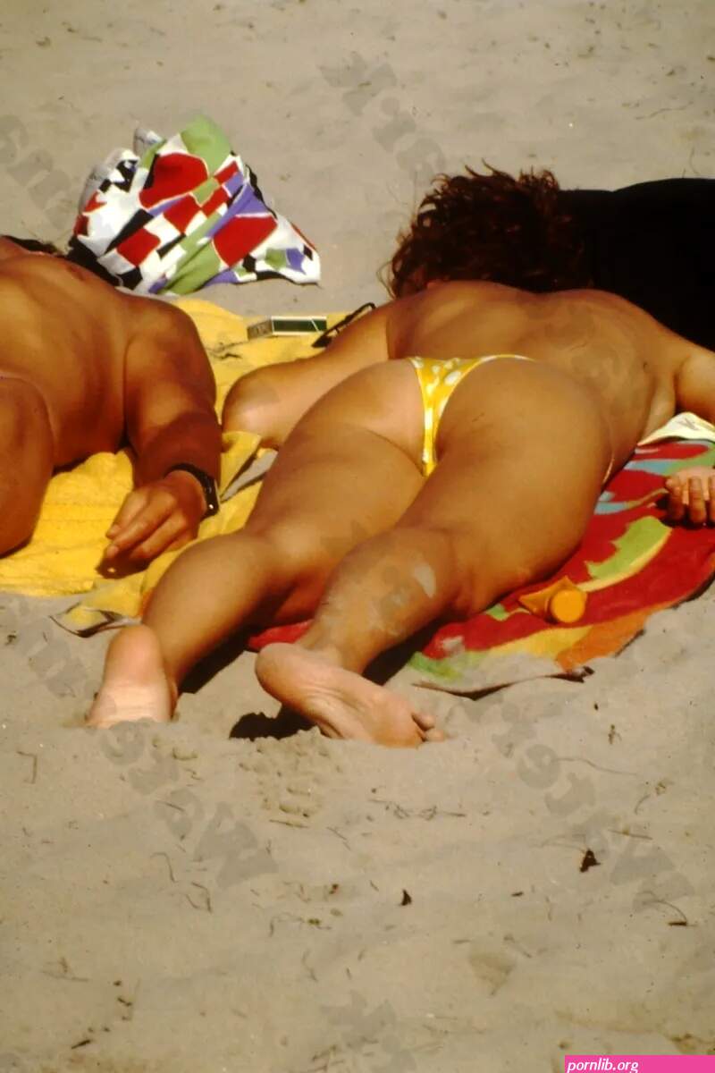 1988 candid of curvy woman in yellow bikini beach scene voyeur 35mm SLIDE Bt14