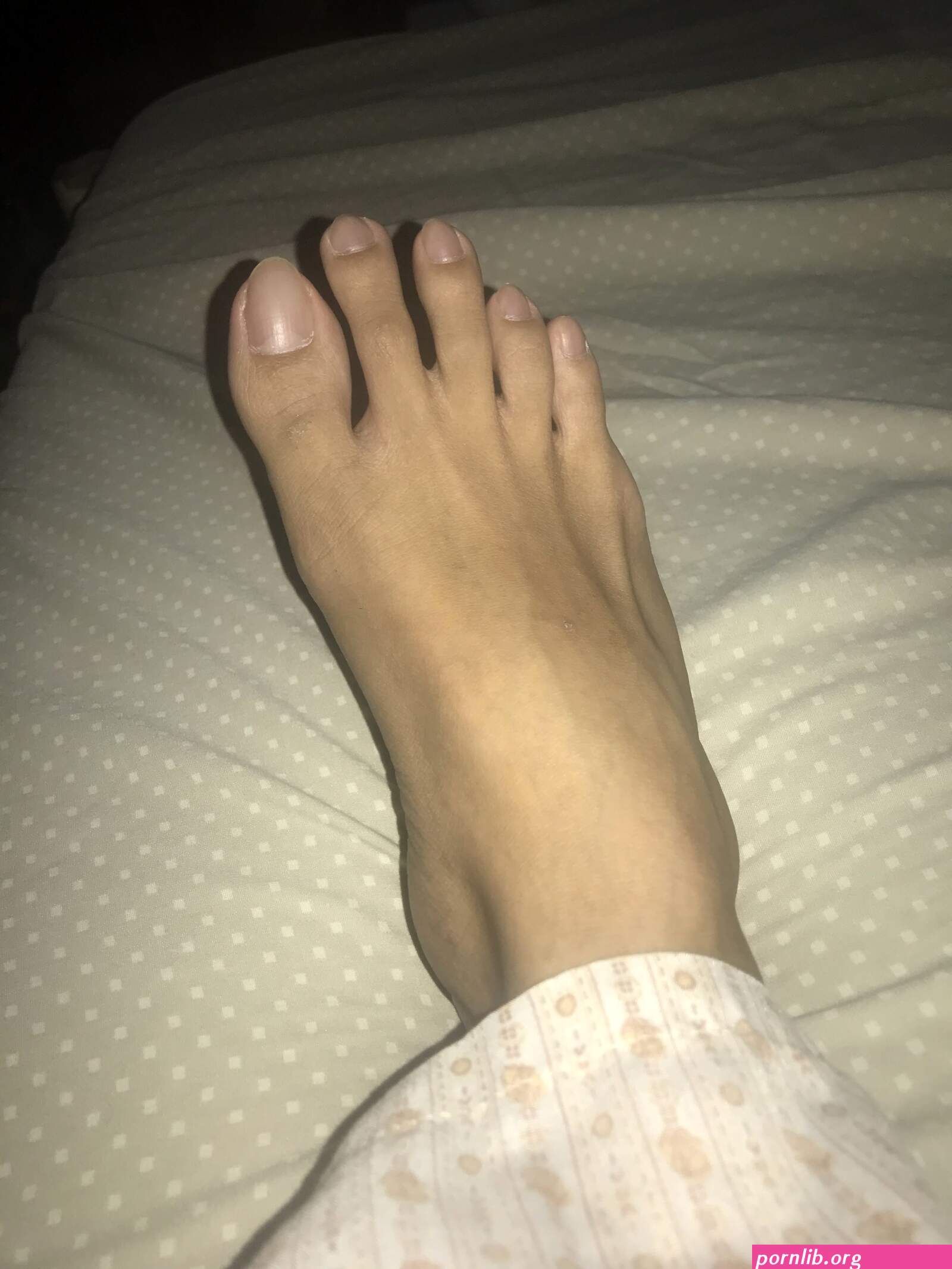 Hi! Asian girl with pretty feet here DM me
