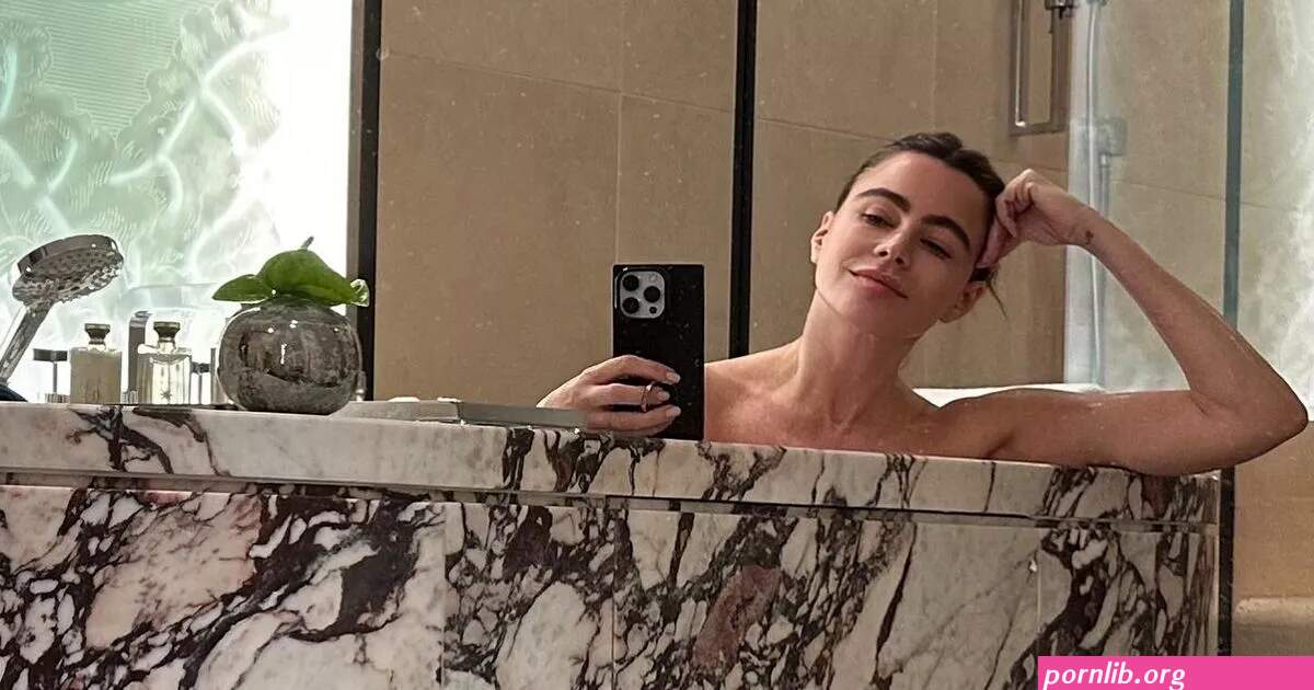 Sofia Vergara poses completely naked in bath as fans swoon over natural beauty