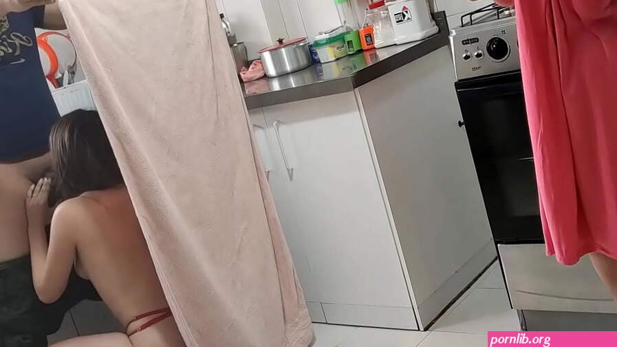 Cojiendome a mi Prima en La Cocina pero mi Tia Nos Descubre pero como es Puta me Deja que la Siga Follando