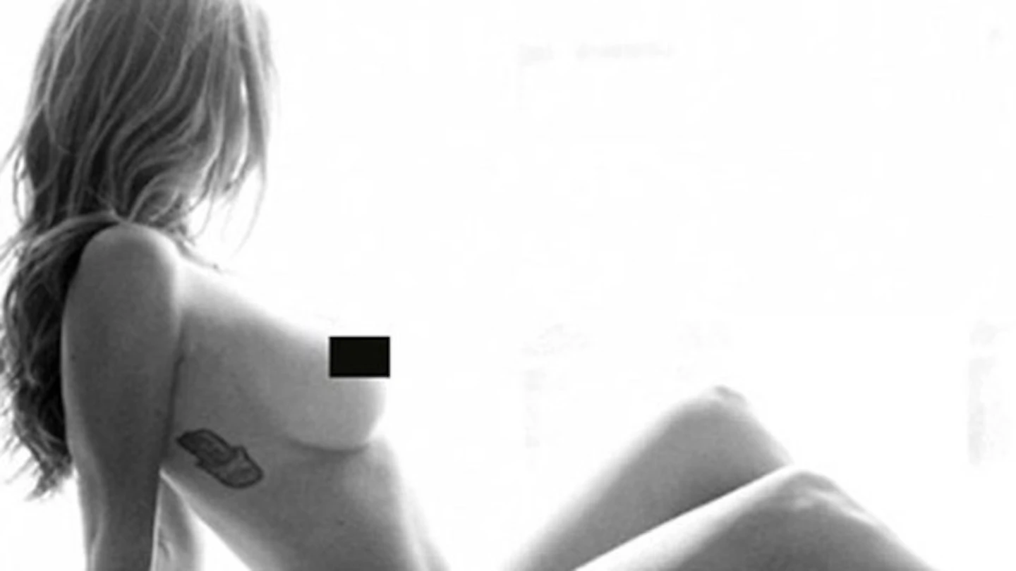 Buffy actress shares naked photo on Twitter: Click to see