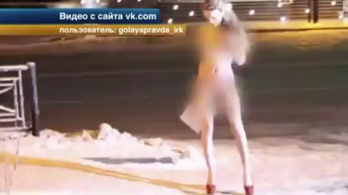 Model bares all in sub zero temperatures in protest over Russian economy