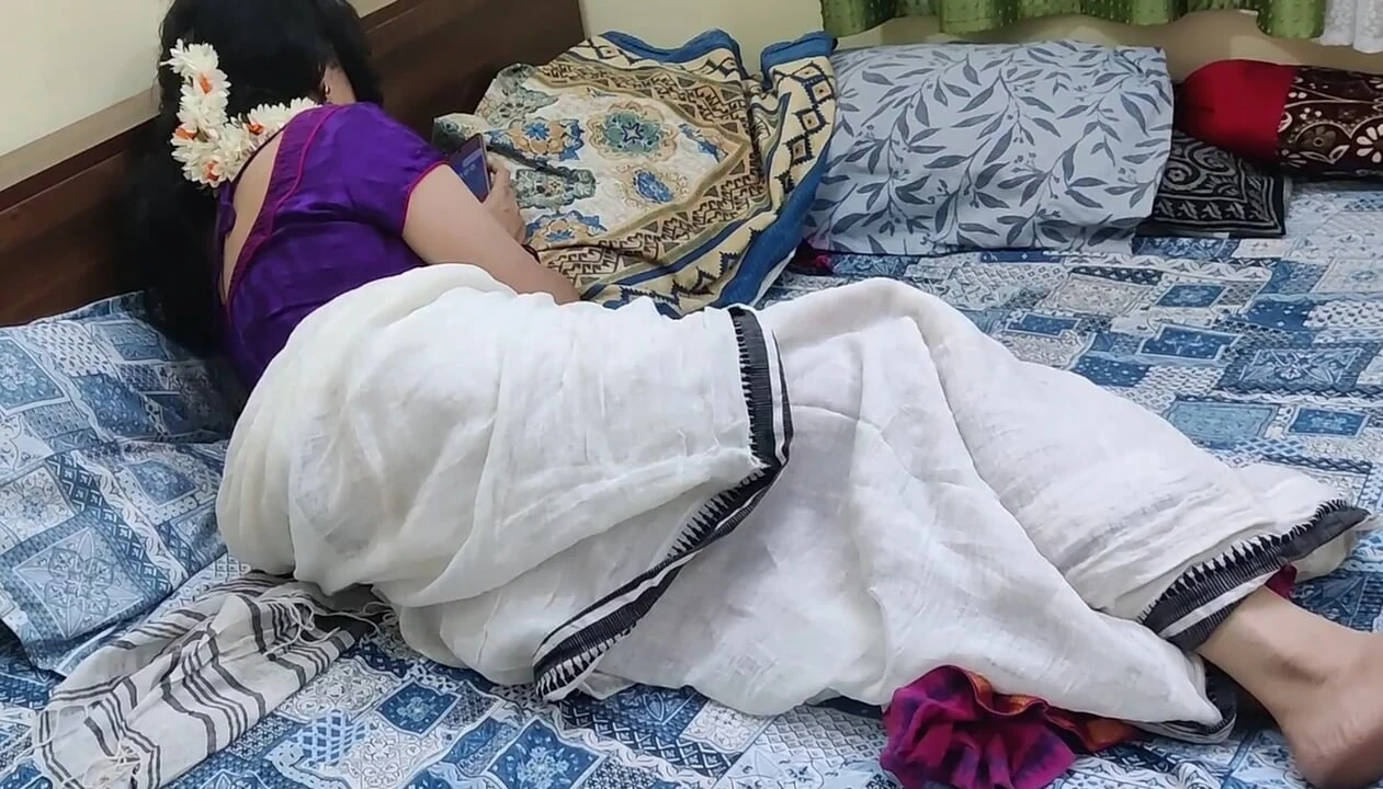 Husband Caught Sexy Desi Mallu Wife in Saree Masturbating and Giving Her Back Shot