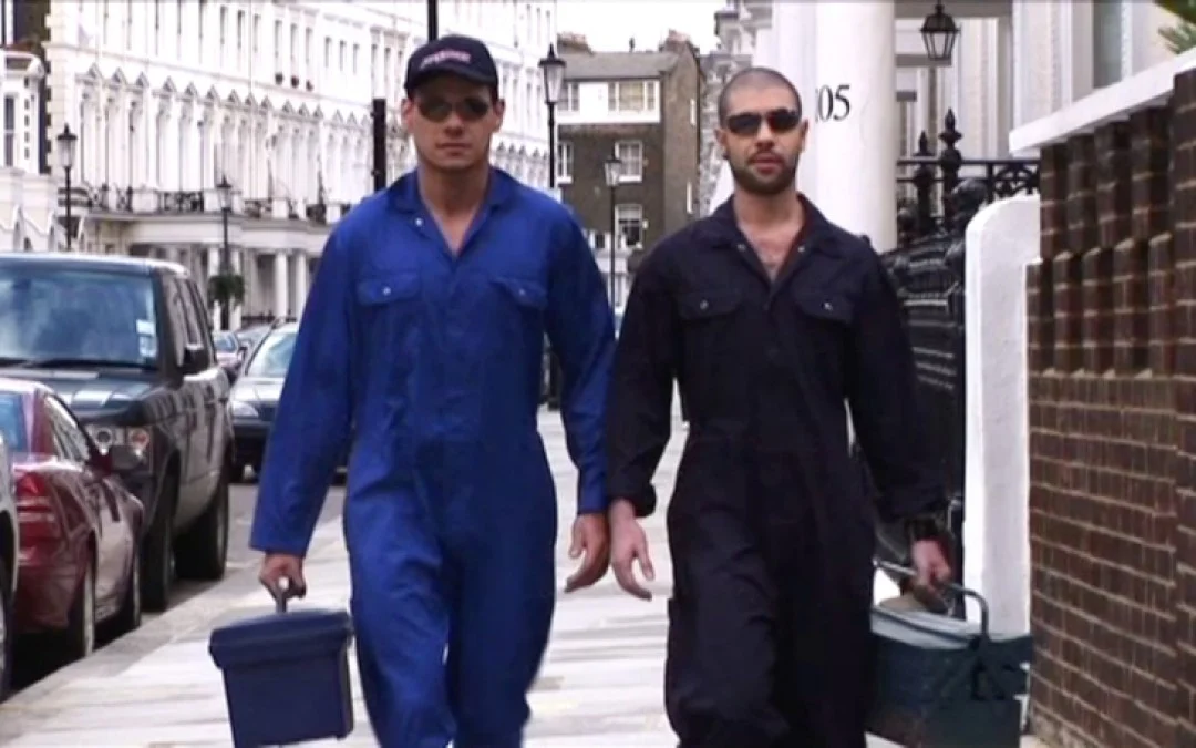 Handymen fuck gay porn video on Darkcruising