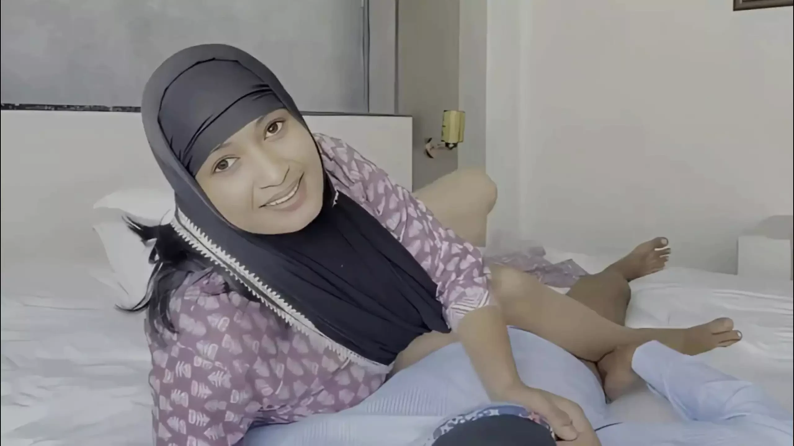 Hijabi Girl Fatima First Time Sex in Hotel with Boyfriend: Indian Handjob Porn