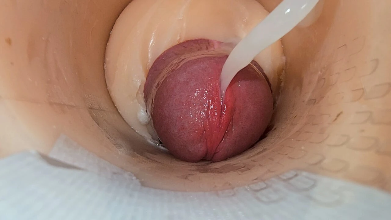 Camera diep in strakke kut legt enorme sperma-explosie vast