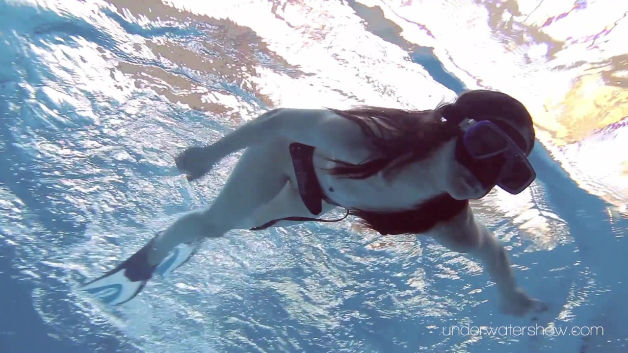 Roxalana Chech in scuba diving in the pool