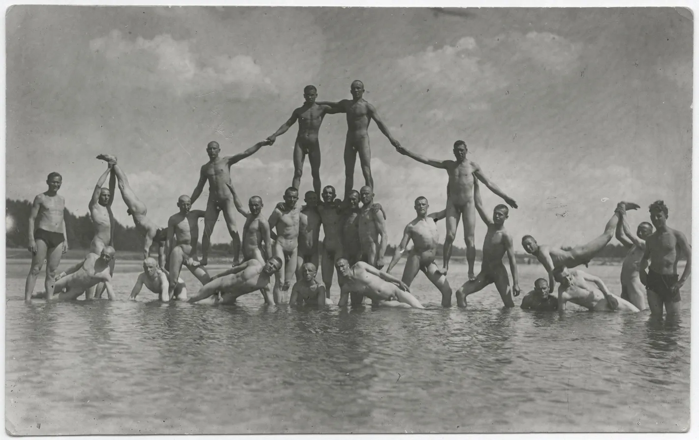 10 Intimate Photographs of World War II Soldiers in the Buff