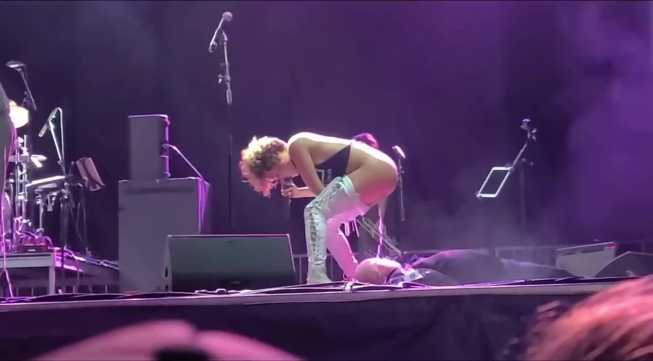 Pissing: Sophia Urista Pissing on Stage High