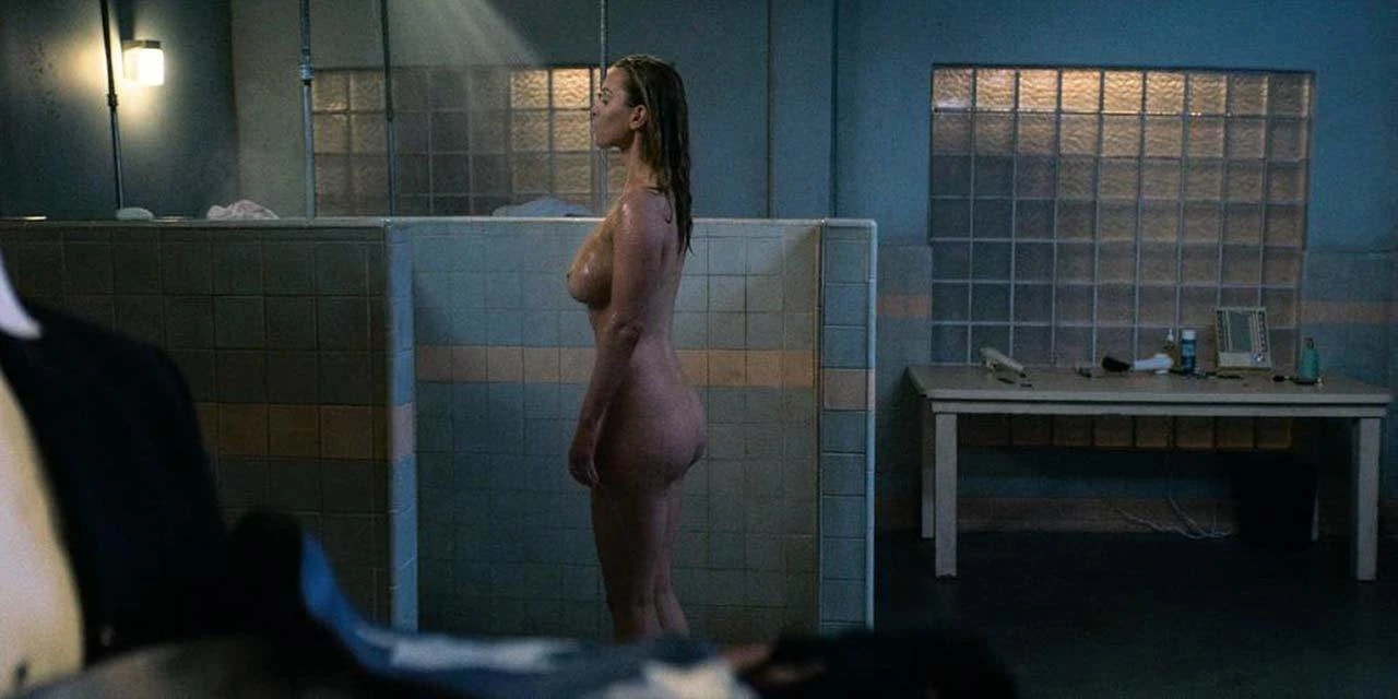 Betty Gilpin naakt kont tieten scène op