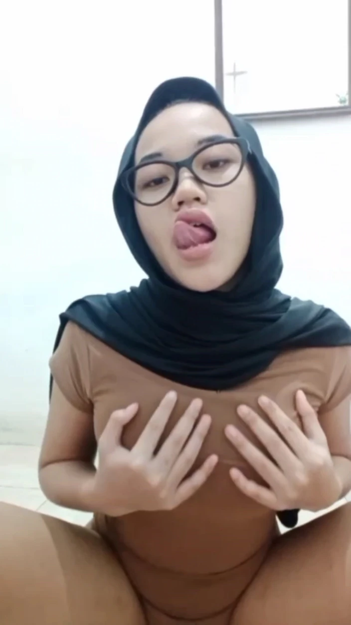 Horny Hijab Masturbation Until Wet ft. Amanda by Xjil Bobs 69: Saudi Arab Chubby Glasses Girl Masturbating Porn
