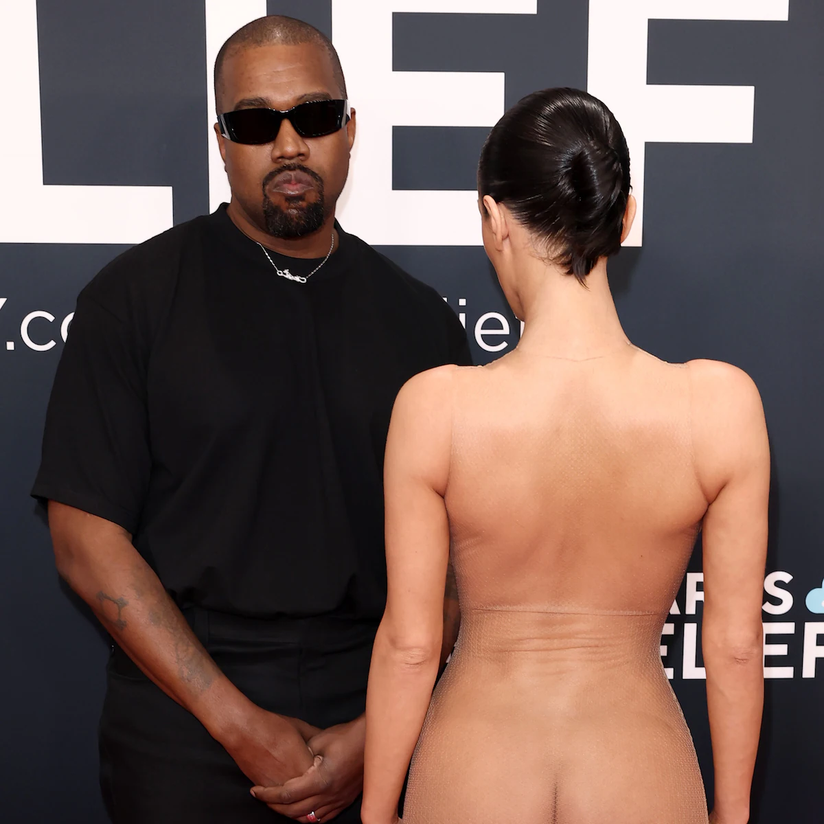 Wat als de rollen waren omgedraaid? Foto van naakte Kanye West naast geklede Bianca Censori gaat viraal
