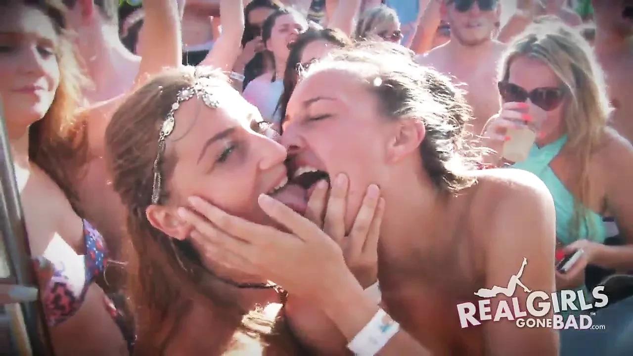 Naked boat party Porno Videos
