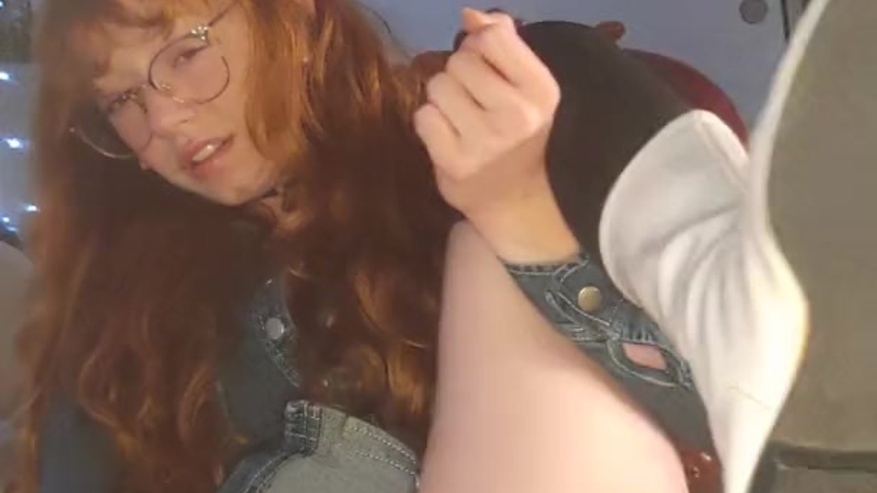 Squirting redhead makes a creamy mess