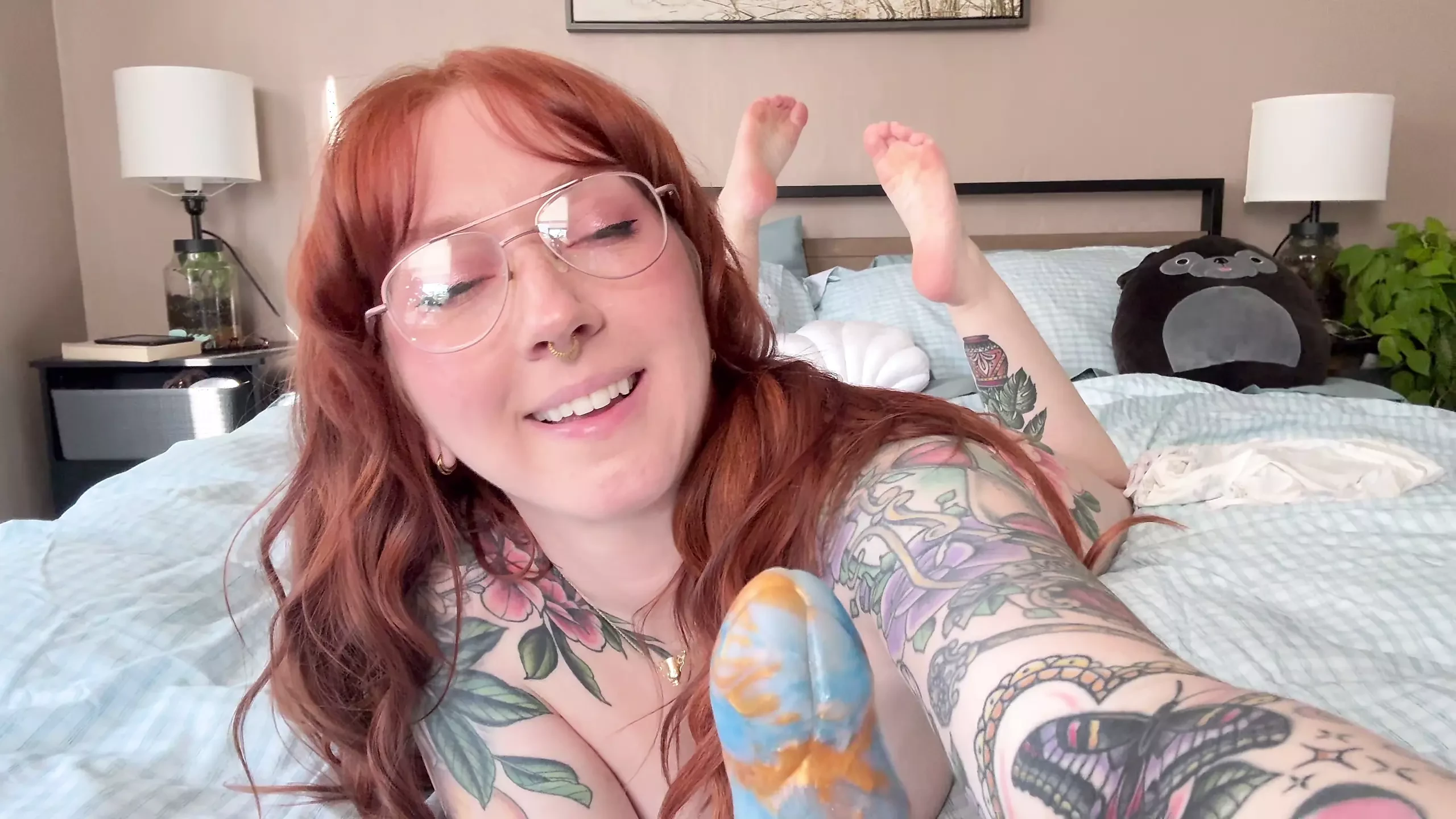 Tattooed Babe Wrecks Her Pussy with a Huge Bad Dragon: American Porn