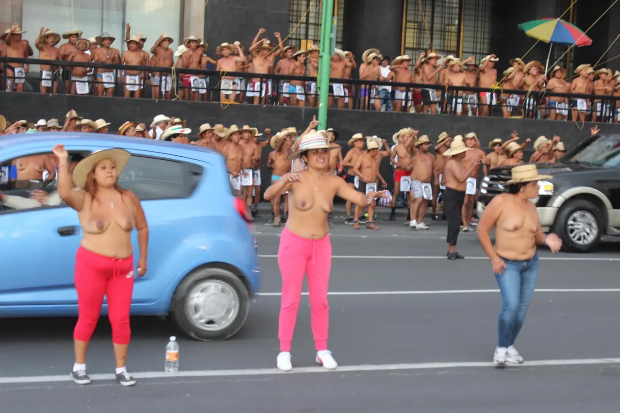 400 PUEBLOS NAKED PROTEST