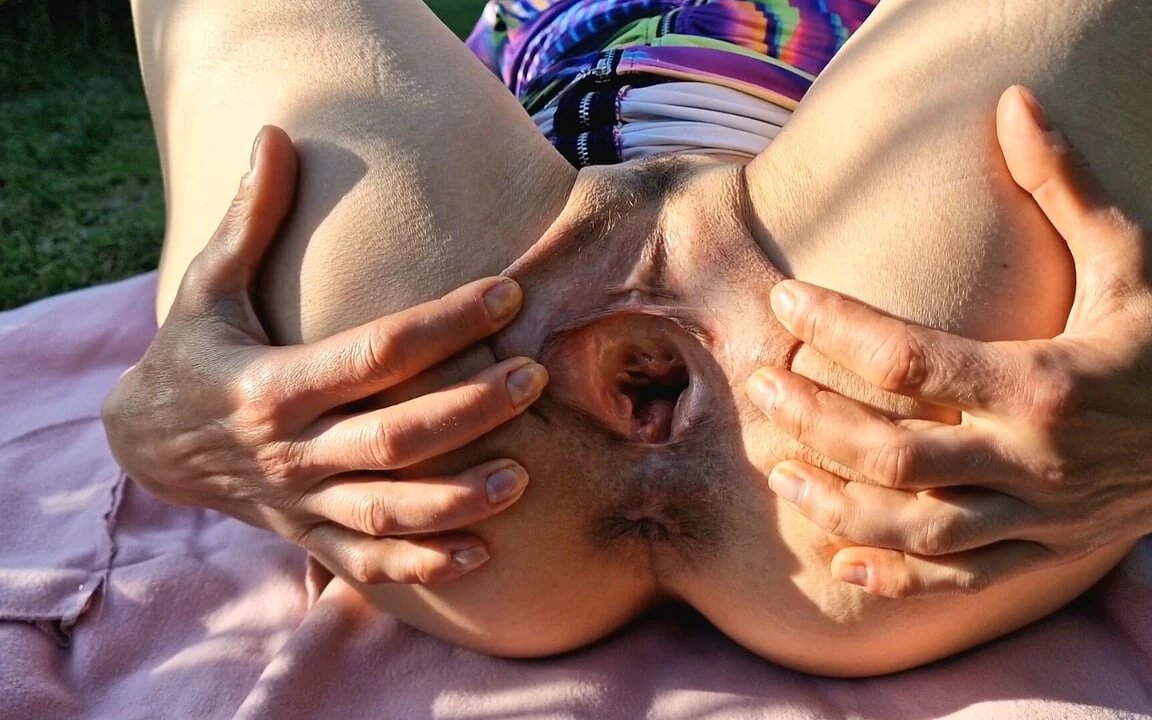 Outdoors Nude and Peeing: Amateur Amateur Porn by FapHouse