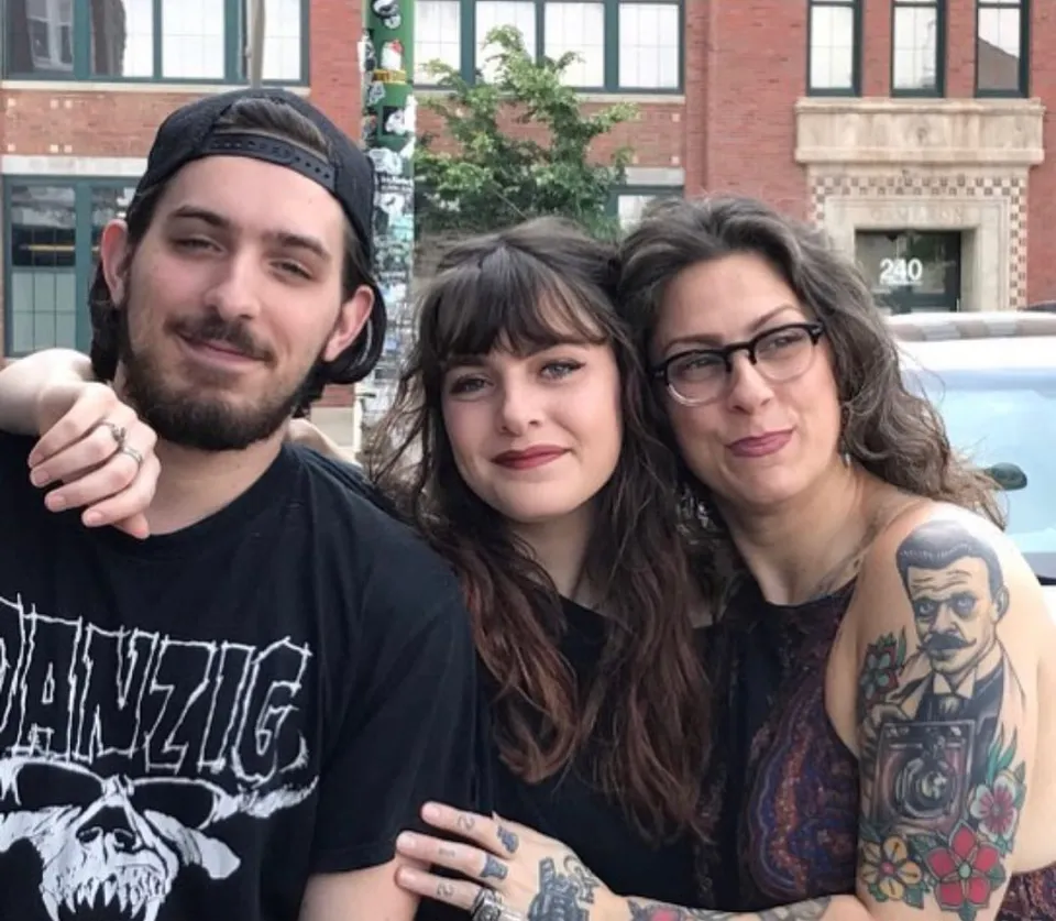 American Pickers star Danielle Colbys daughter Memphis 21 goes nude in new pic after famous mom promotes her OnlyFans