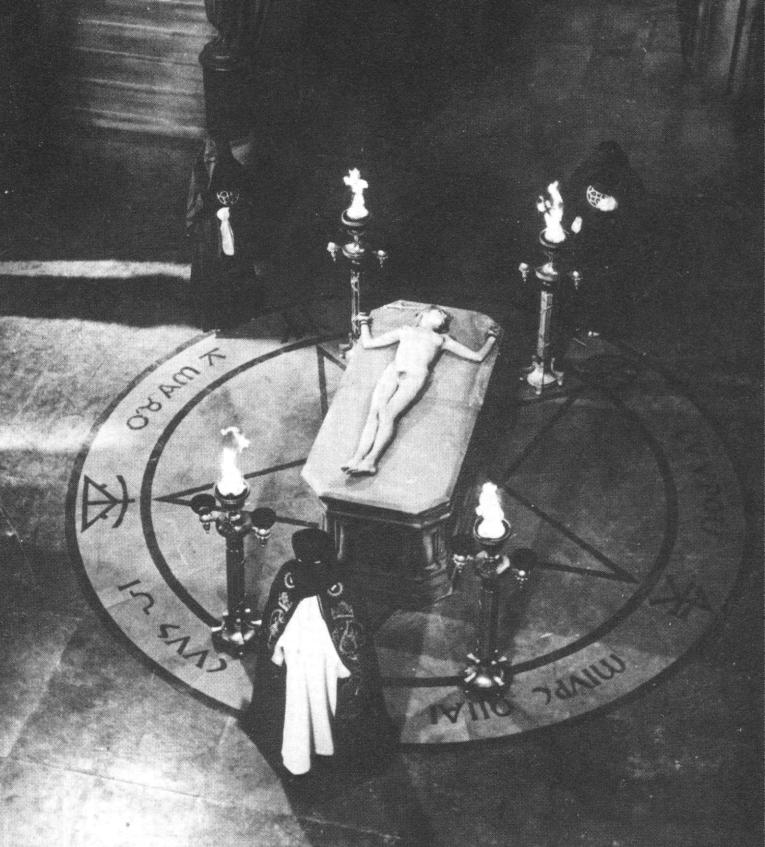 Naked Maggie Wright in Twins of Evil ANCENSORED