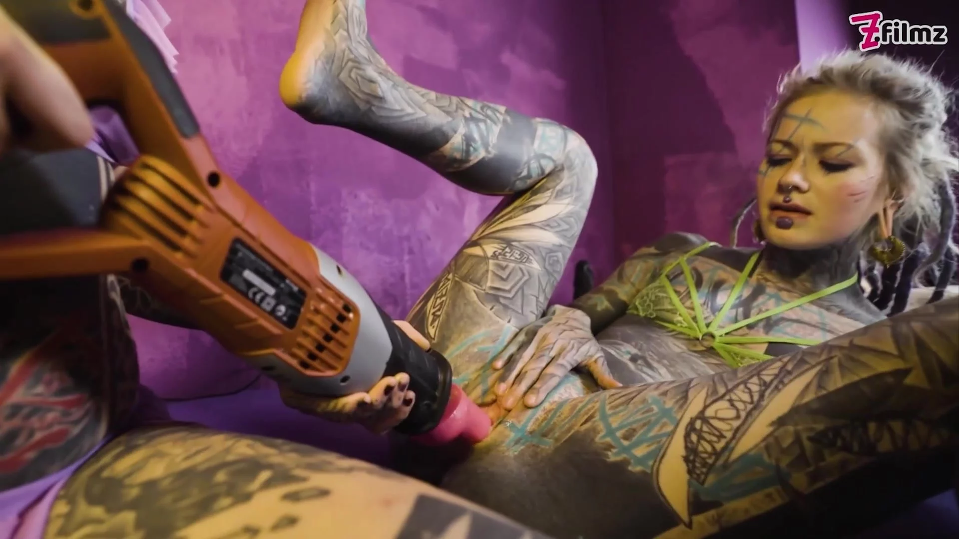 Cute tattoo lesbian sex with Anuskatzz and Serpienta