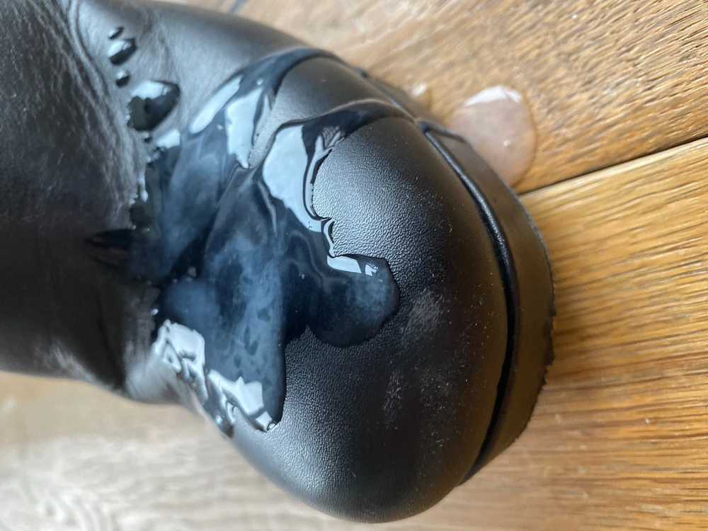Cum on shoes: 2 Nude Pics
