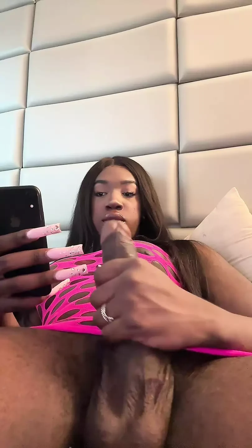 Black Trans Girl Jerking off Shoots a Huge Load: Shemale Amateur Porn feat. Tsgigibaby