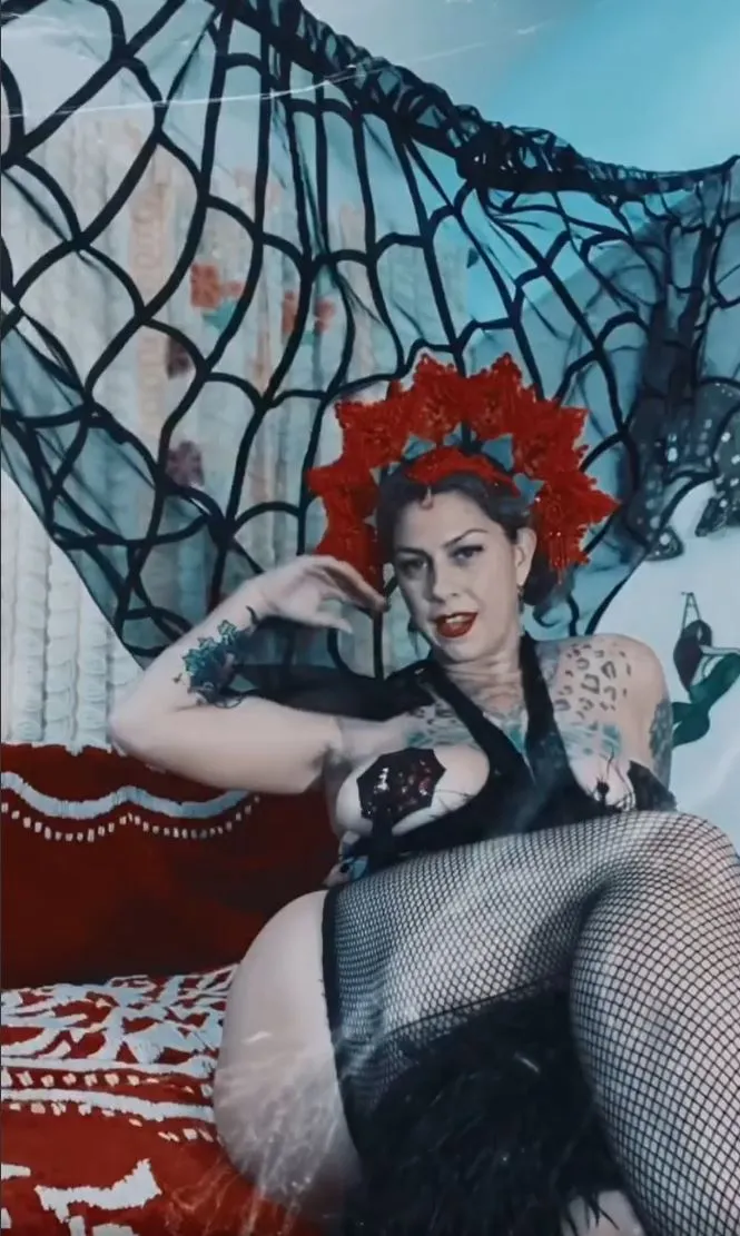 American Pickers Danielle Colby shakes her bare butt in sexy spider costume