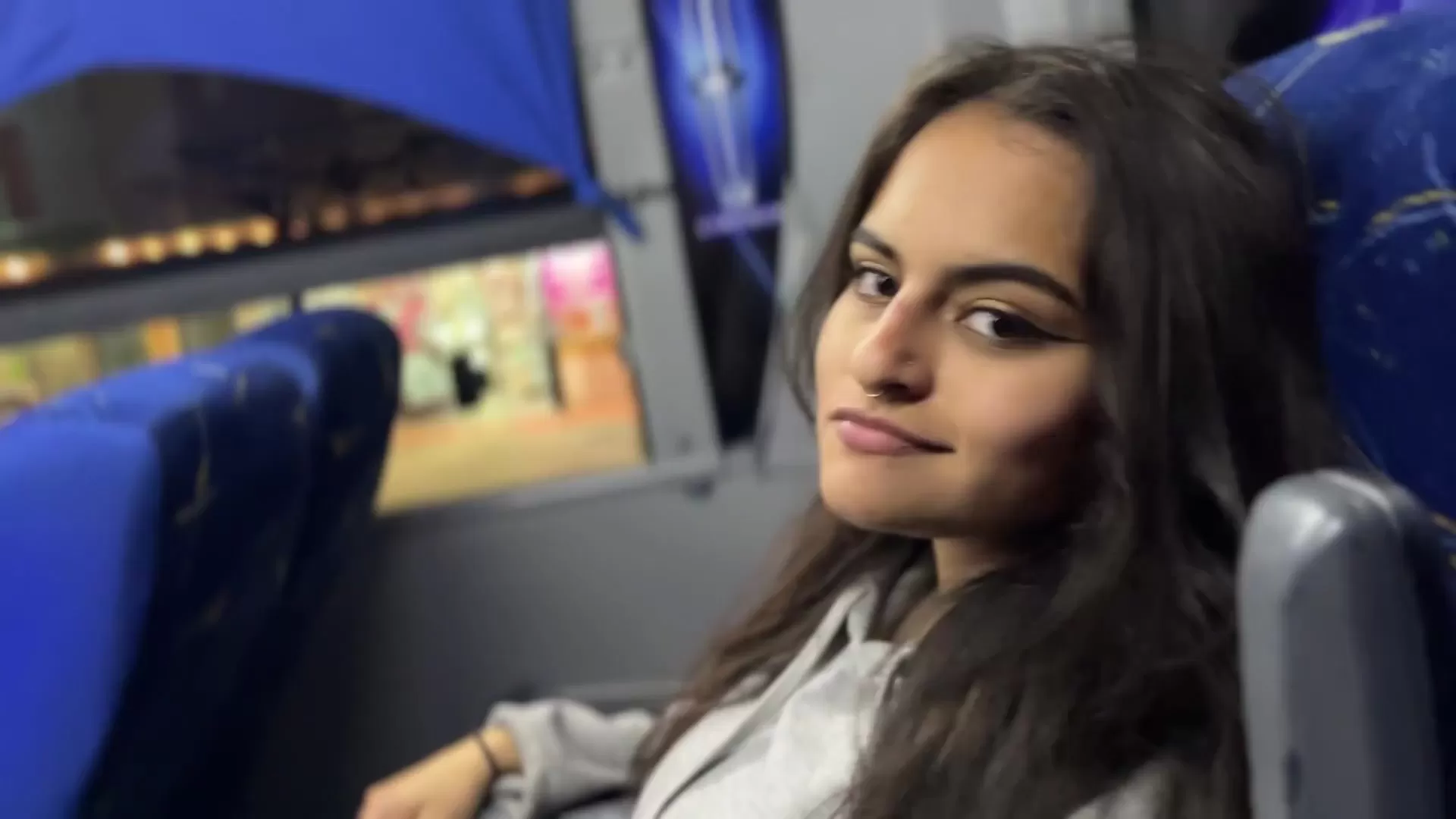 Deze slet pijpte een vreemdeling in een bus