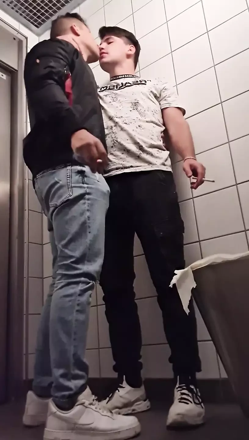 Neuk en rook bij een openbaar toilet