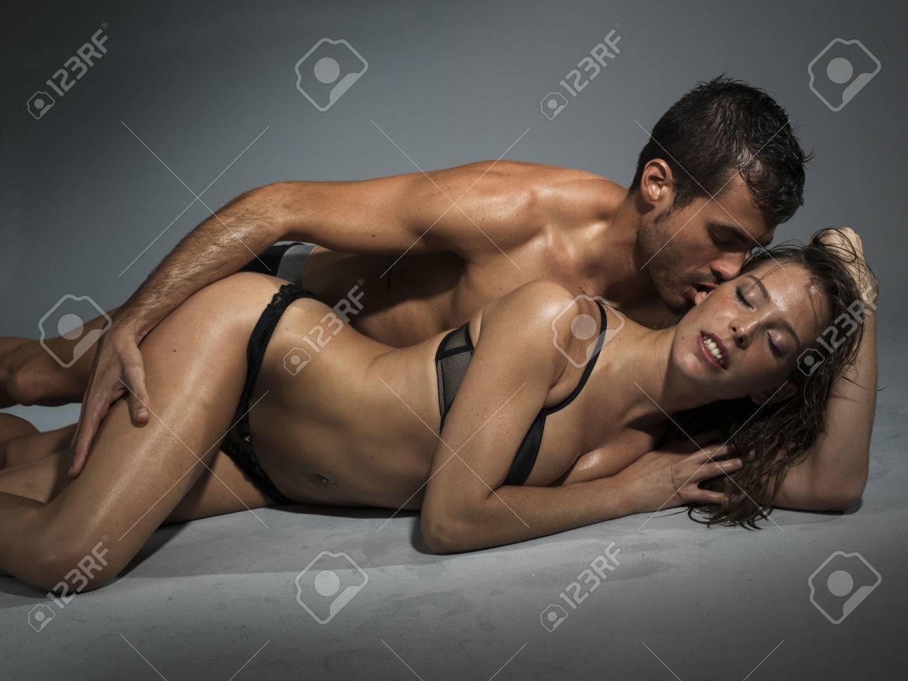 Erotische Scène Van Een Sexy Man En Vrouw Vrijen Royalty-Vrije Foto Plaatjes Beelden en Stock Fotografie. Image 55224752