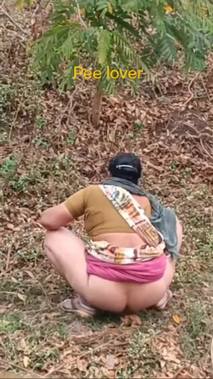 Big ass aunty pee