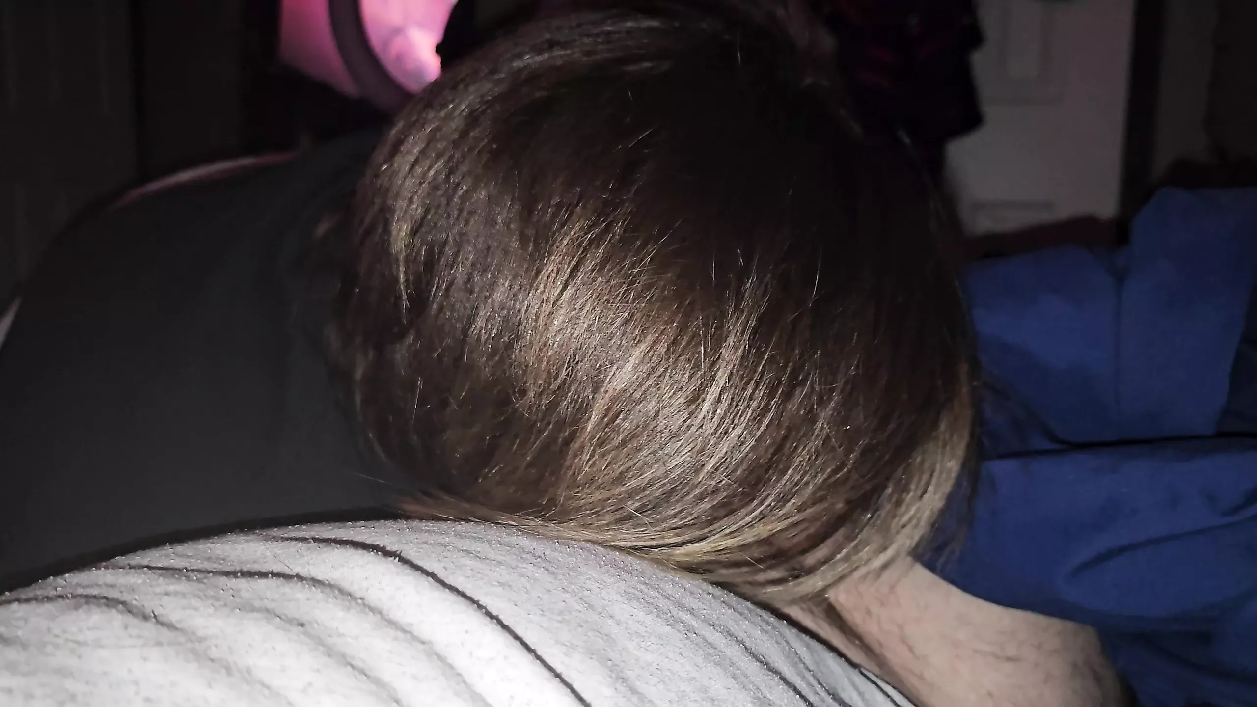 Verrassing aftrekken onder deken maar toen een harde pik in mijn mond nodig en kreeg een traktatie