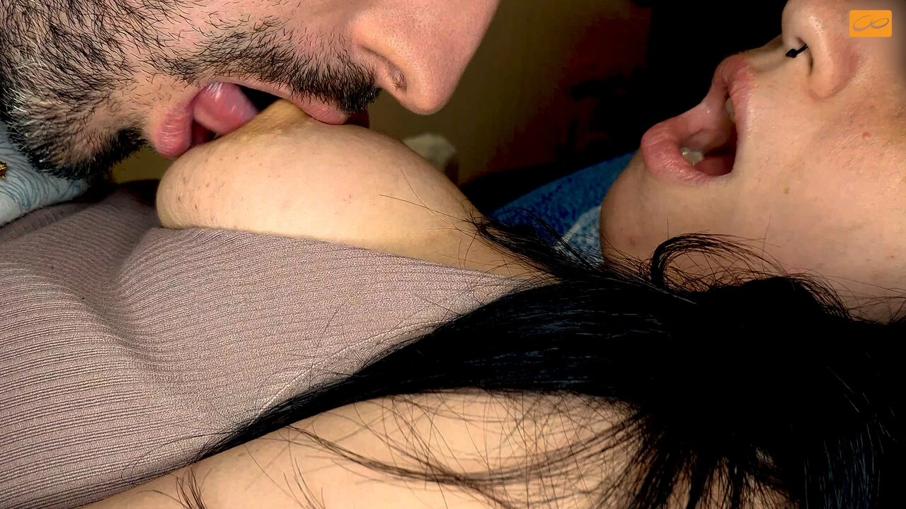 Hard schuddend orgasme van tepelspel
