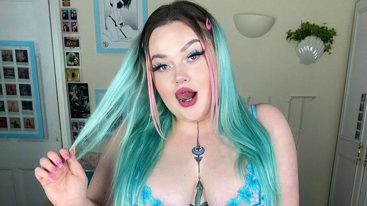 Plus-sized OnlyFans star with 60-inch booty joins site after income takes lockdown hit