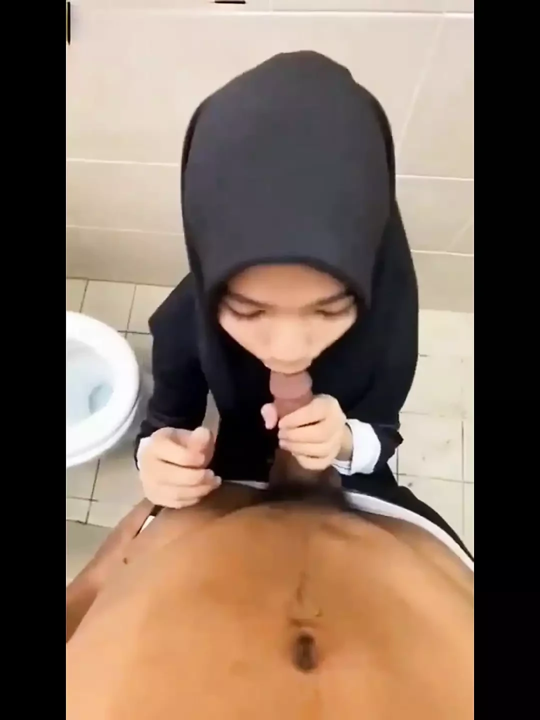 Jilbab Oral in Toilet Campus: Amateur Amateur Porn