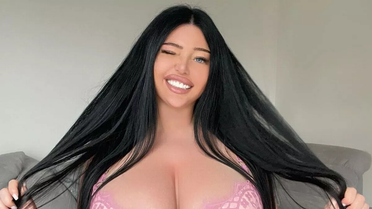 Model says curves are 100 natural as C-cup boobs ballooned when she gained 4st
