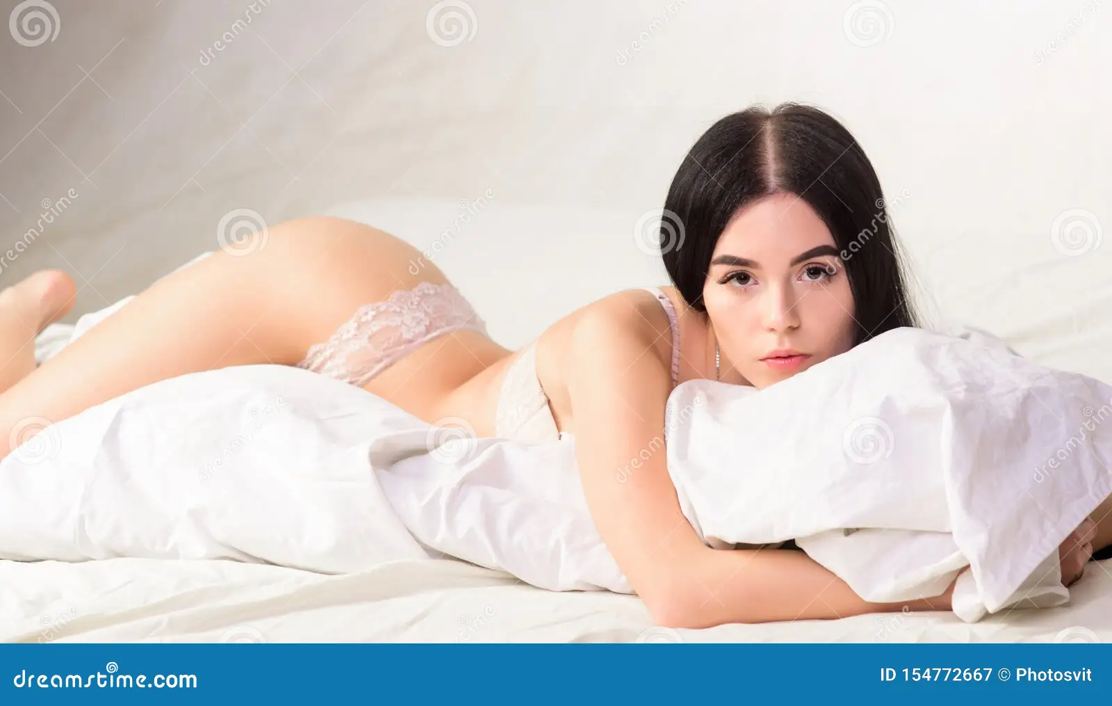 Sensuele Verleidster Buit Slank Meisje in Sexy Lingerie Die Witte Bladen Ontspannen Mooie Seductress Verleidelijke Sexy Vrouw Stock Afbeelding