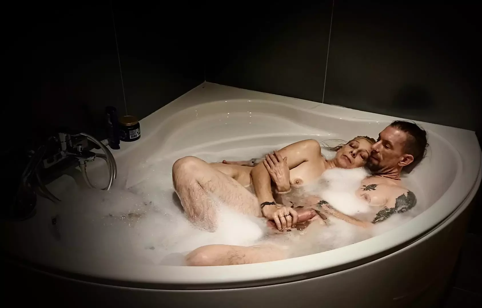 Saint Valentin: Amateur Amateur Porn feat. XhellllehX by FapHouse
