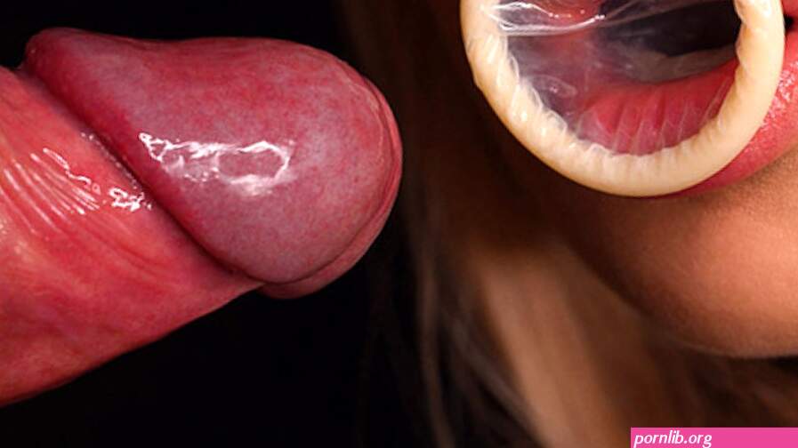 CLOSE-UP: GEILE CONDOOM PIJPBEURT! Ze brak het condoom en kreeg al het sperma in haar mond! ASMR Zuigen 4K