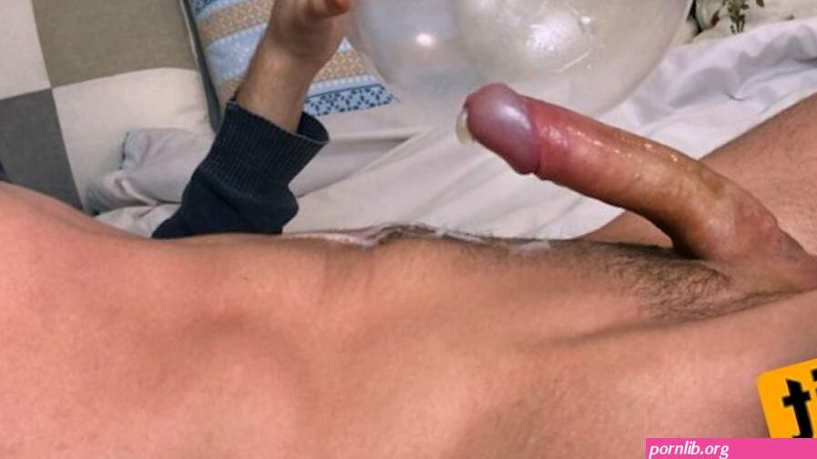 Guy kreunen tijdens het neuken van condoom ballon
