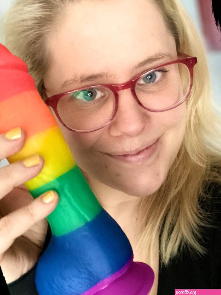 Sextoy Review: Rainbow Dildo!