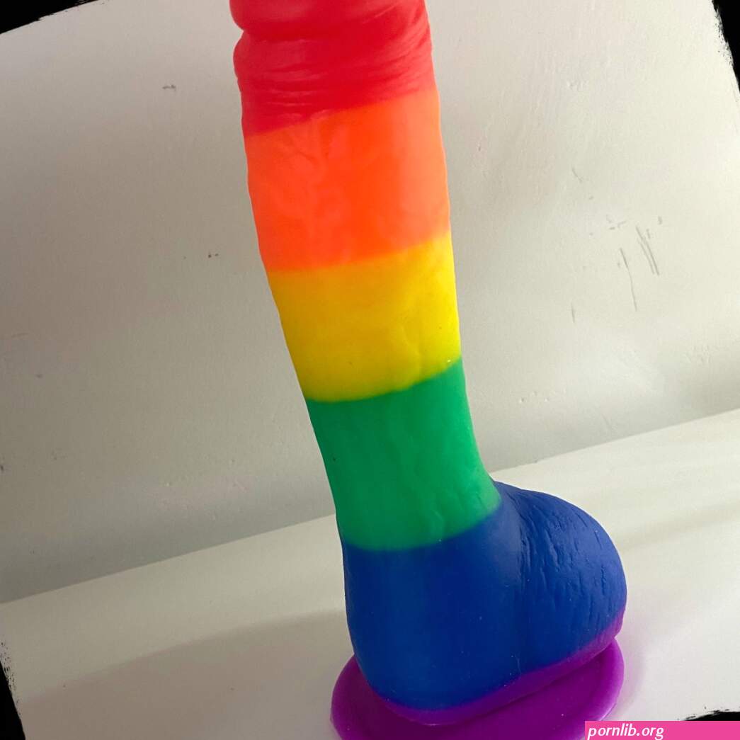 Sextoy Review: Rainbow Dildo!
