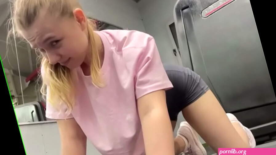 Sexy Training and squirting in the gym