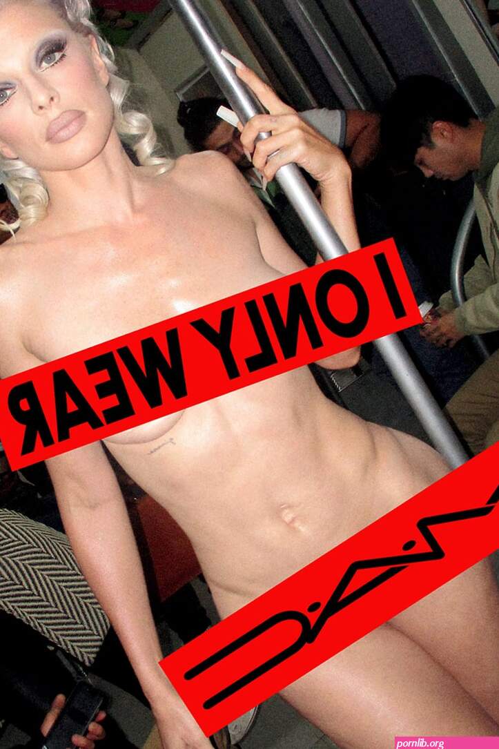 Julia Fox poseert volledig naakt ja écht in de metro van NYC