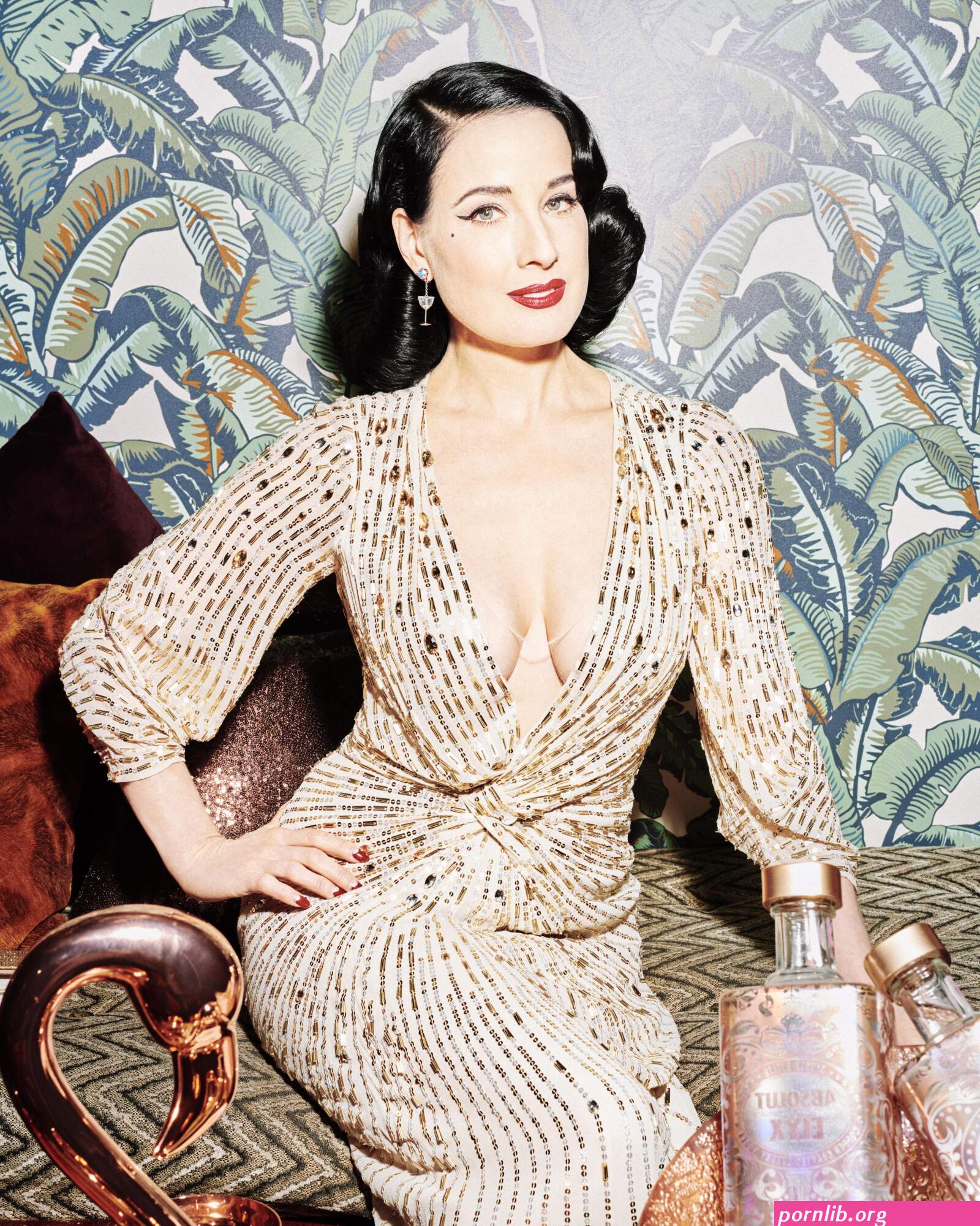 dita von teese cleavage