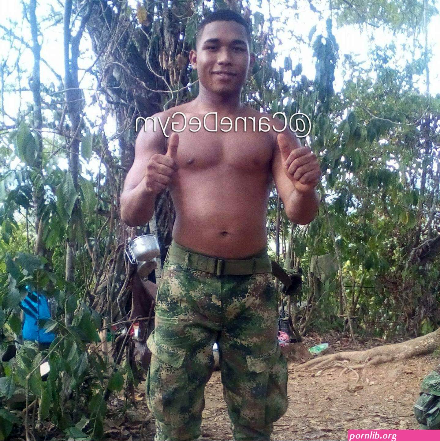 chacal militar desnudo
