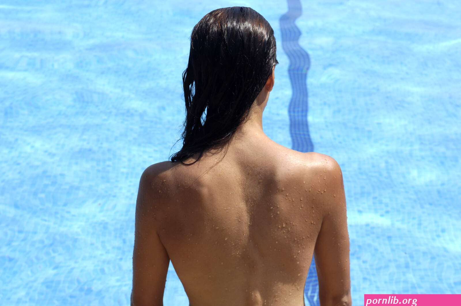naked women swimming