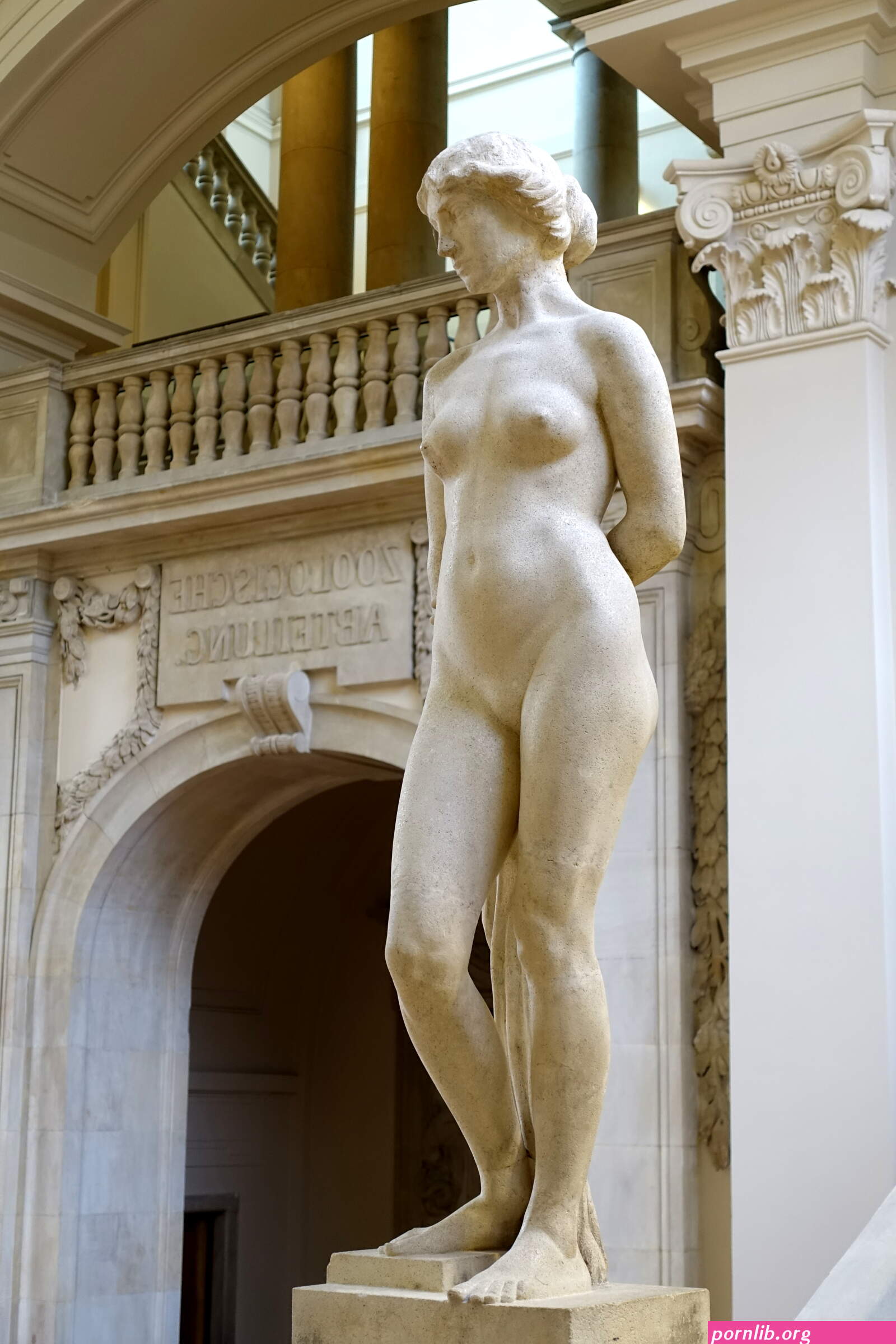 naked woman statue